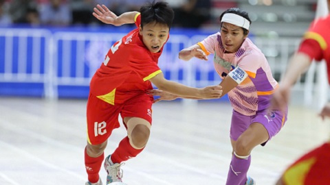 Simone Inzaghi celebrating with his Inter Milan players after beating Barcelona.
